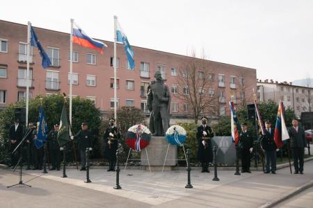 PROSLAVA S POLOŽITVIJO VENCA K SPOMENIKU RUDOLFA MAISTRA S SODELOVANJEM ČASTNE ENOTE IN ORKESTRA SLOVENSKE VOJSKE